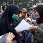 Satpol PP Tegur Masyarakat Pakai Kaos #2019GantiPresiden di CFD