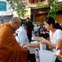 Jelang Waisak Umat Buddha di Bali Gelar Tradisi Pindapatta