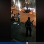 Dikecam, Polisi Bersenjata Paksa Santri Bongkar Kardus di Jalan
