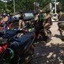 Potret Brimob saat Patroli Teroris, Ojek Online Diperiksa Polisi