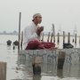 Mereka Setia Menziarahi Makam yang Dimakan Gelombang Laut