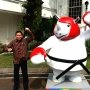 Gaya Lucu Menteri Jonan Berpose di Sebelah Maskot Asian Games