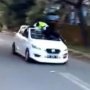 Ditabrak, Polisi Lalu Lintas Ini Bergelantungan di Atap Mobil