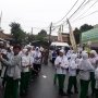 Gerimis, Anak-anak SD Masih Disuruh Tunggu Anies Datang