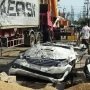 Toyota Fortuner Gepeng Usai Ditimpa Truk Peti Kemas
