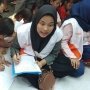 Gadis Berhijab di Balik Senyum Anak Korban Kebakaran Bidara Cina