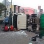 Truk 'Transformer' Terguling di Depan Giant Bekasi Barat