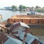 Ditabrak Tongkang, Jembatan Peninggalan Belanda Retak
