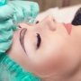 Gara - gara Sulam Alis, Mata Perempuan Ini Membengkak