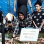 Ibunda Julia Perez Menangis Saat Ziarah ke Makam Putrinya