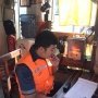 Penjaga Jalur Silahturahmi Lebaran di Perlintasan Maut Kereta Api
