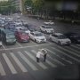 Bikin Salut, Polisi Gendong Kakek Jompo yang Sulit Menyeberang