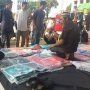 Puluhan Pedagang Kais Rezeki Usai Salat Id di Masjid Istiqlal
