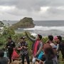 Perilaku Buruk Wisatawan di Balik Indahnya Pantai Selatan Malang