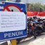 HUT Jakarta ke-491, Trotoar DPRD DKI Berubah Jadi Parkir Dadakan