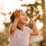 Jangan Kurung Anak di Rumah, Ini Manfaat Hujan-Hujanan Bagi Anak