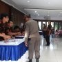 SBY Bersama Keluarga Mencoblos di TPS 06 Dalam Ruangan