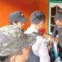 Warga Bekasi Tangkap Pria Sebar Koran Bergambar Paslon di TPS