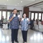 Kompak Pakai Batik Biru, SBY dan Keluarga Nyoblos di TPS 06