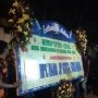 Karangan Bunga Ucapan Selamat Berjajar di Kediaman Khofifah