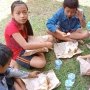 Keceriaan Anak Pengungsi Letusan Gunung Agung