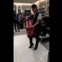 Karyawan Toko Ini Punya Cara Jualan Unik, Lihat Aksinya