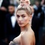 7 Potret Cantik Hailey Baldwin Pakai Outer