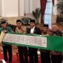 Jokowi Terima Alquran Raksasa dari Tokoh Konghucu Malaysia