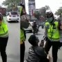 Tingkah Lucu Pelanggar Lalulintas, Mirip Adegan Film Romantis