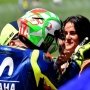 Liburan Natal dan Tahun Baru, Rossi Berlibur dengan Sang Kekasih di Pantai