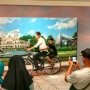Pengunjung Bandara Ahmad Yani Berebutan Bonceng 'Jokowi Ngontel'