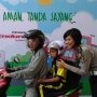 Kampanye Keselamatan Berkendara : Pertamina Bagikan 500 Helm Anak