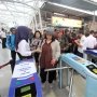 Calo Tiket Berkeliaran Saat Antrean Loket KRL Membludak