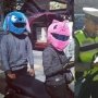 Ayo Tebak, 2 Pengendara Berhelm Lucu Ini Lolos dari Pemeriksaan?