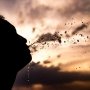 Mengapa Pesepak Bola Kerap Semburkan Air yang Diminum? Baca Ini