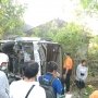 Bus Berisi 20 Warga Cina Ringsek Terguling di Bali