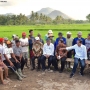 Presiden Jokowi Ngobrol dengan Petani Sumbawa di Sawah