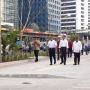 Jokowi, Anies, Menteri Basuki Jalan Kaki Periksa Trotoar