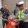 Berkendara Sambil Merokok Kini Kena Tilang, Sanksinya Dipenjara 3 Bulan