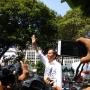 Maruf Amin Masuk Mobil, Jokowi Jalan Sendiri Sapa Relawan