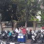 Sambut Capres Cawapres, PKL Berebut Berjualan di Trotoar KPU