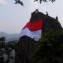Perjuangan Warga Kibarkan Merah Putih Raksasa di Puncak Munara
