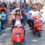 Kalau Jokowi Geber Naked Bike, Ganjar Pranowo Tumpangi Vespa