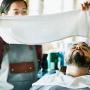 Bungkus Wajah dengan Handuk Hangat di Barber Shop, Ini Manfaatnya