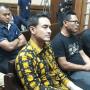 Berbatik Kuning Hitam, Zumi Zola Jalani Sidang Korupsi Perdana