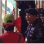Viral, Seorang Polisi Promosikan Bala Bala ke Suporter Vietnam