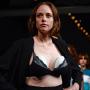Suarakan Ibu Menyusui, Model Pakai Pompa ASI di Catwalk