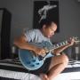 Aksi Konyol Gitaris Kotak di Dalam Pesawat