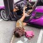 Begini: Cara Seksi Terjerembab dari Mobil