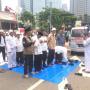 Beralaskan Terpal, Pendukung Amien Rais  Salat Zuhur di Jalanan